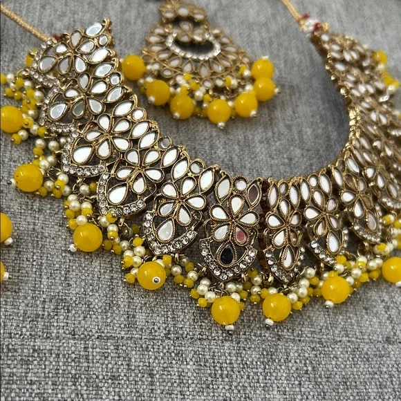 Elegant Gold and Yellow Jewelry Set Indian Jewelry set yellow color - Picture 3 of 5